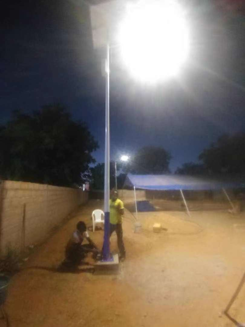 Installing split-type solar street lights